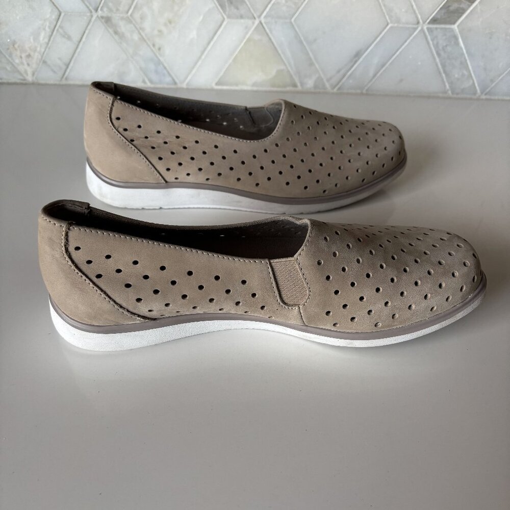 Munro Size 7.5M Gray Taupe Suede Perforated Leather Holes Ridley Skipper Nubuck - Picture 3 of 10